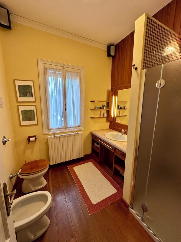 Regadera, secadora de cabello, bidet, toallas 
