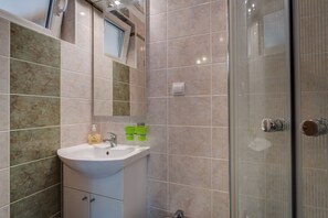 Regadera, bidet, toallas, jabón 
