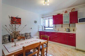 Dining - Uživajte sa svojom obitelji u ovom modernom smještaju. Apartman Dejan 1. (Mali Lošinj)