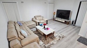 Smart TV - Spacious 3BR Home for Family & Work Stays Near Campbelltown | Parking Fast WiFi (Airds)