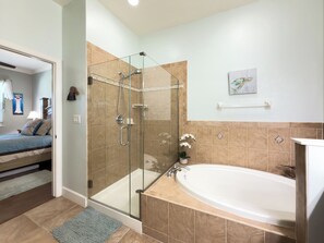 Een douche, een haardroger, handdoeken