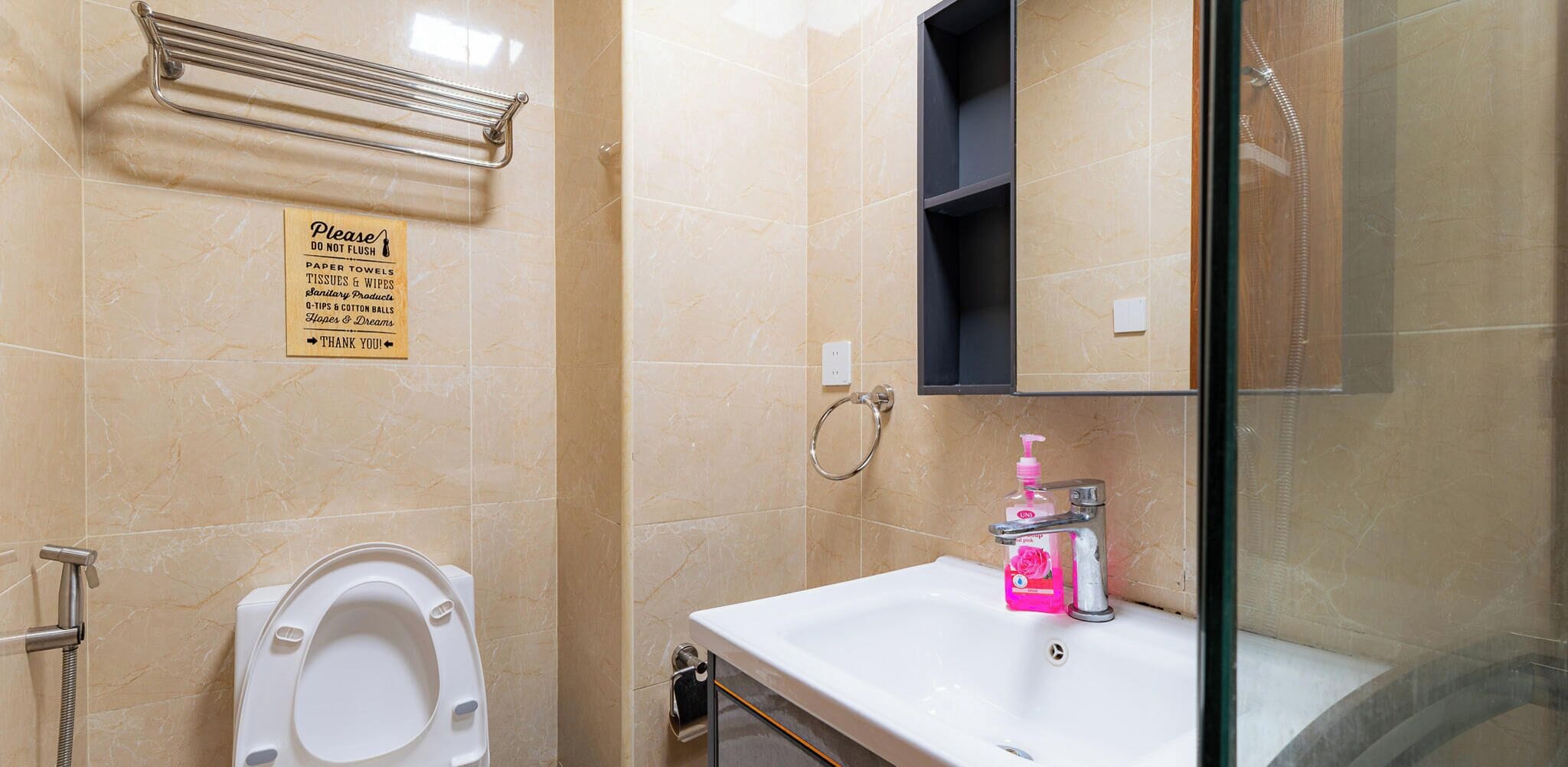 Een douche, een bidet, handdoeken, zeep