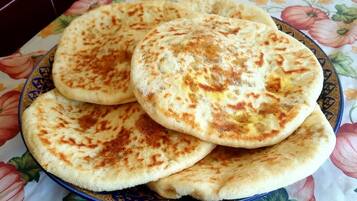Un plato de pan plano.