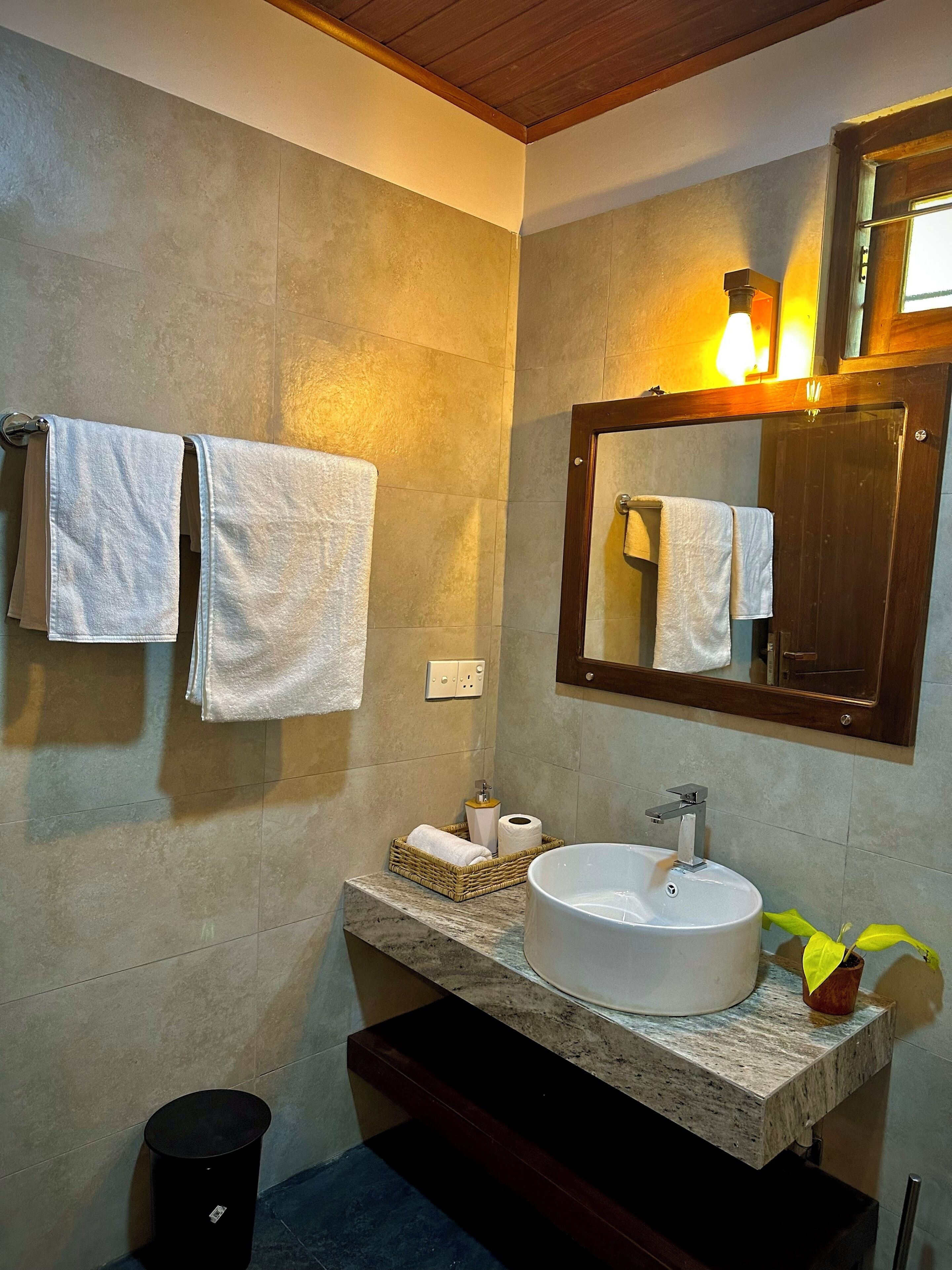 Douche, sèche-cheveux, serviettes fournies, savon