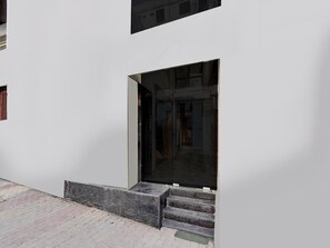 Reception - Townhouse Railway Road Katrathe Amro (Reasi)