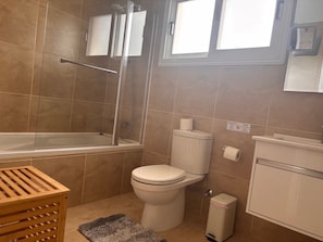 Haartrockner, Handtücher, Seife, Toilettenpapier