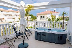 Outdoor spa tub - Escape to a stunning luxury villa just a short stroll to the famous Nissi Beach. (Ayia Napa)