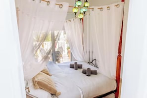 3 bedrooms, in-room safe, iron/ironing board, travel cot - Escape to a stunning luxury villa just a short stroll to the famous Nissi Beach. (Ayia Napa)