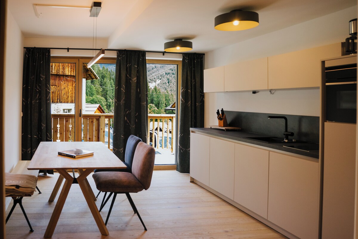 Luxury Apartment, 1 King Bed, Non Smoking, Mountain View | Desk, laptop workspace, soundproofing, WiFi (free)