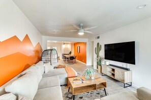 Living area - Mesa Backyard Oasis / Pool, Hot Tub, Game and Golf (Mesa)