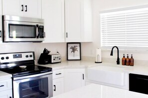 Private kitchen - Mesa Backyard Oasis / Pool, Hot Tub, Game and Golf (Mesa)