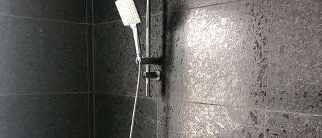 Dusche, Haartrockner, Handtücher, Seife