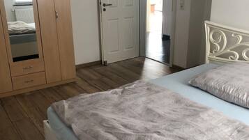 2 Schlafzimmer, Bügeleisen/Bügelbrett, Bettwäsche