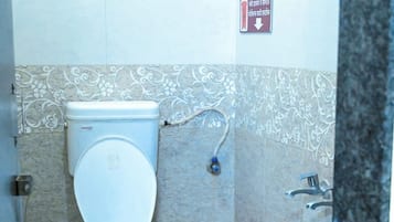 Grand Shared Dormitory | Bathroom