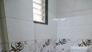 Ein kleines Badezimmer mit Toilette, Bidet und Waschbecken.