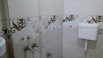 Grand Shared Dormitory | Bathroom