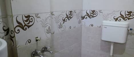 Dortoir Partagé Majestueux | Salle de bain | Douche, articles de toilette gratuits, serviettes fournies, savon