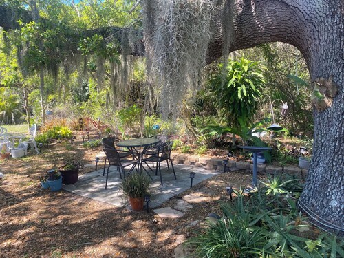 Cozy 1-bedroom apartment in peaceful Port Charlotte with AC. Close to amenities.