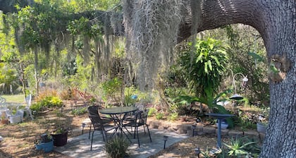 Cozy 1-bedroom apartment in peaceful Port Charlotte with AC. Close to amenities.