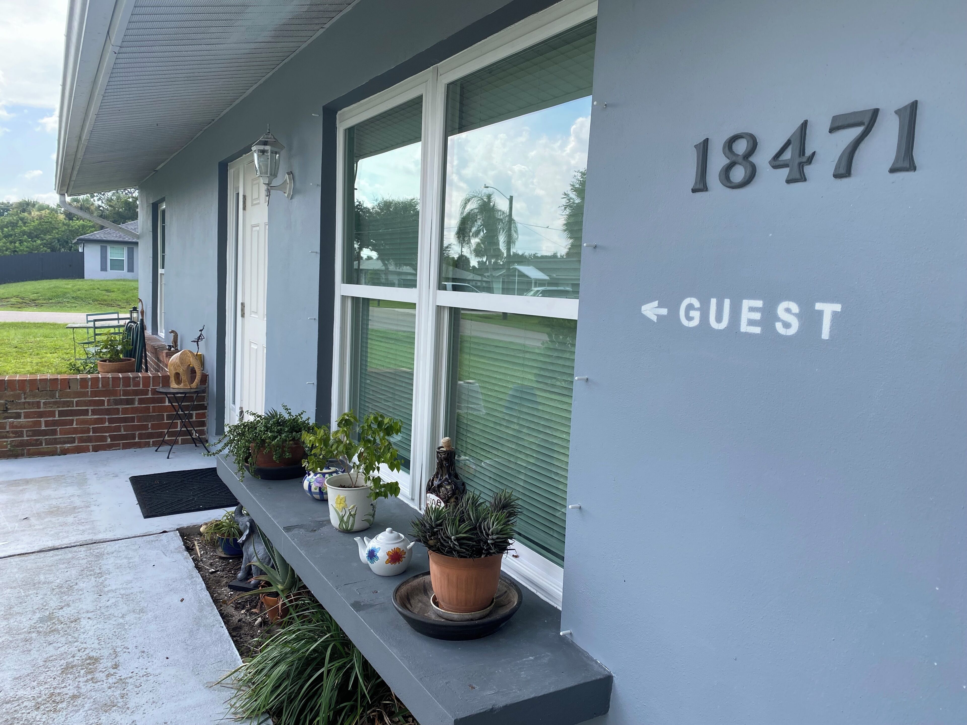 Une maison portant le numéro 18471, avec un panneau indiquant qu’il s’agit d’une zone réservée aux visiteurs.