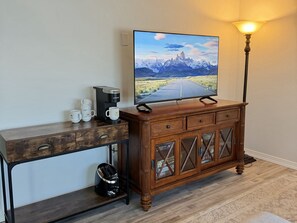 Interior - Cozy 1-bedroom apartment in peaceful Port Charlotte with AC. Close to amenities. (Port Charlotte)