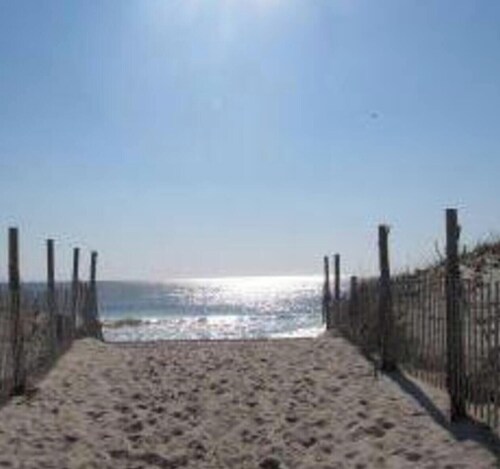 Welcoming 2 Bed Beach Chic Bayside Cottage in America’s Greatest Family Resort