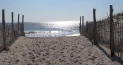 Welcoming 2 Bed Beach Chic Bayside Cottage in America’s Greatest Family Resort