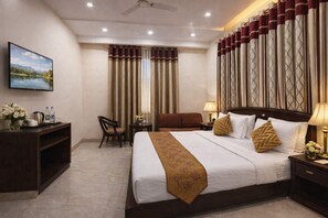 Premium bedding, desk, laptop workspace, soundproofing - Kasa Stays Pitampura (New Delhi)