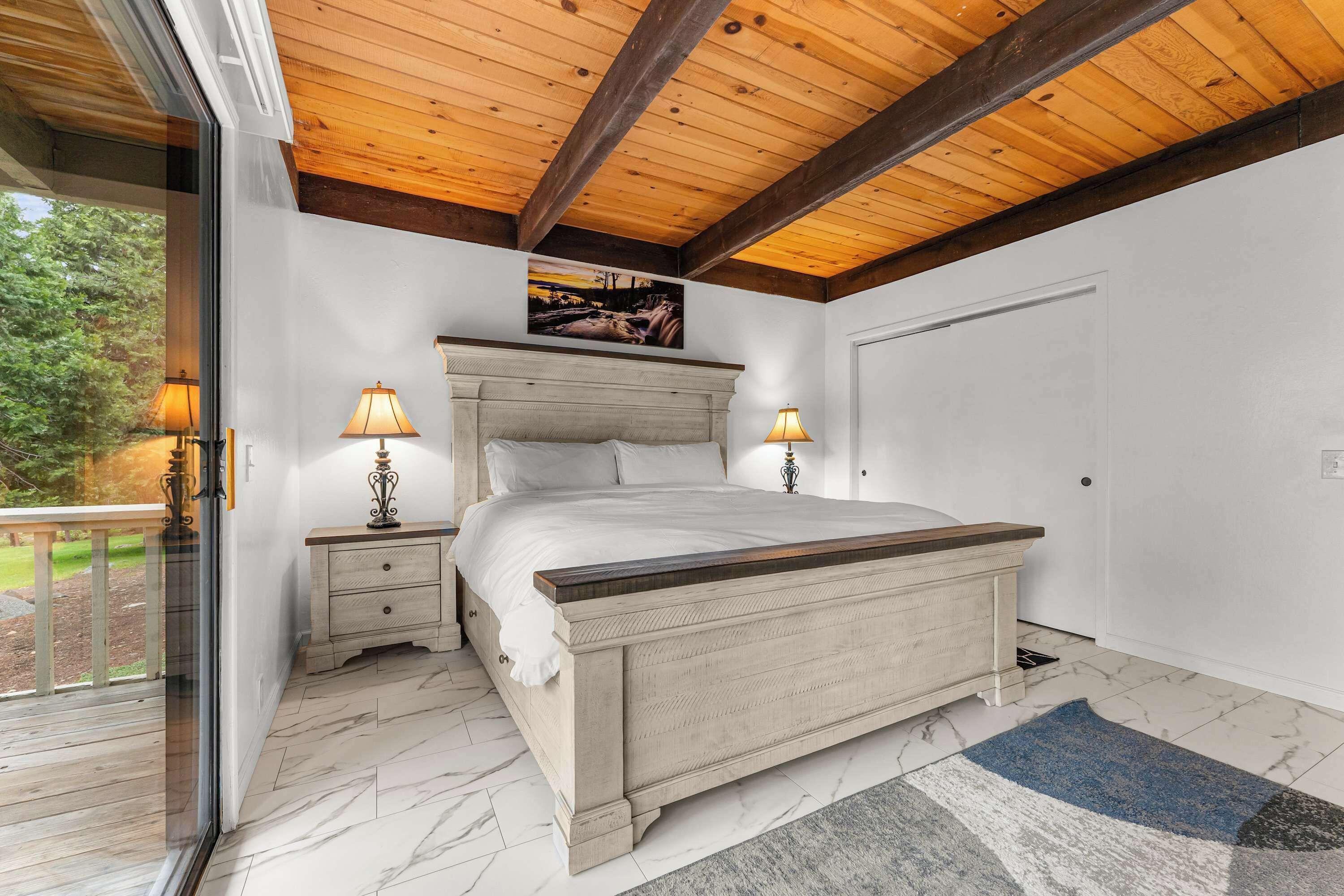 Desk, iron/ironing board, WiFi, bed sheets