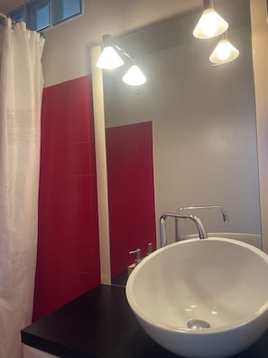 Regadera, toallas, jabón, papel de baño 