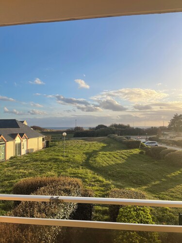 Sea view apartment facing the beach