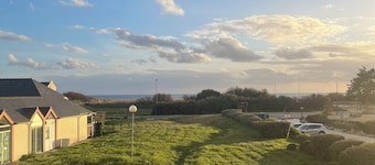 Sea view apartment facing the beach
