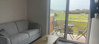 Sea view apartment facing the beach