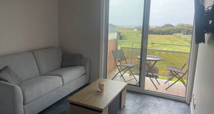 Sea view apartment facing the beach
