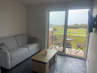 Sea view apartment facing the beach