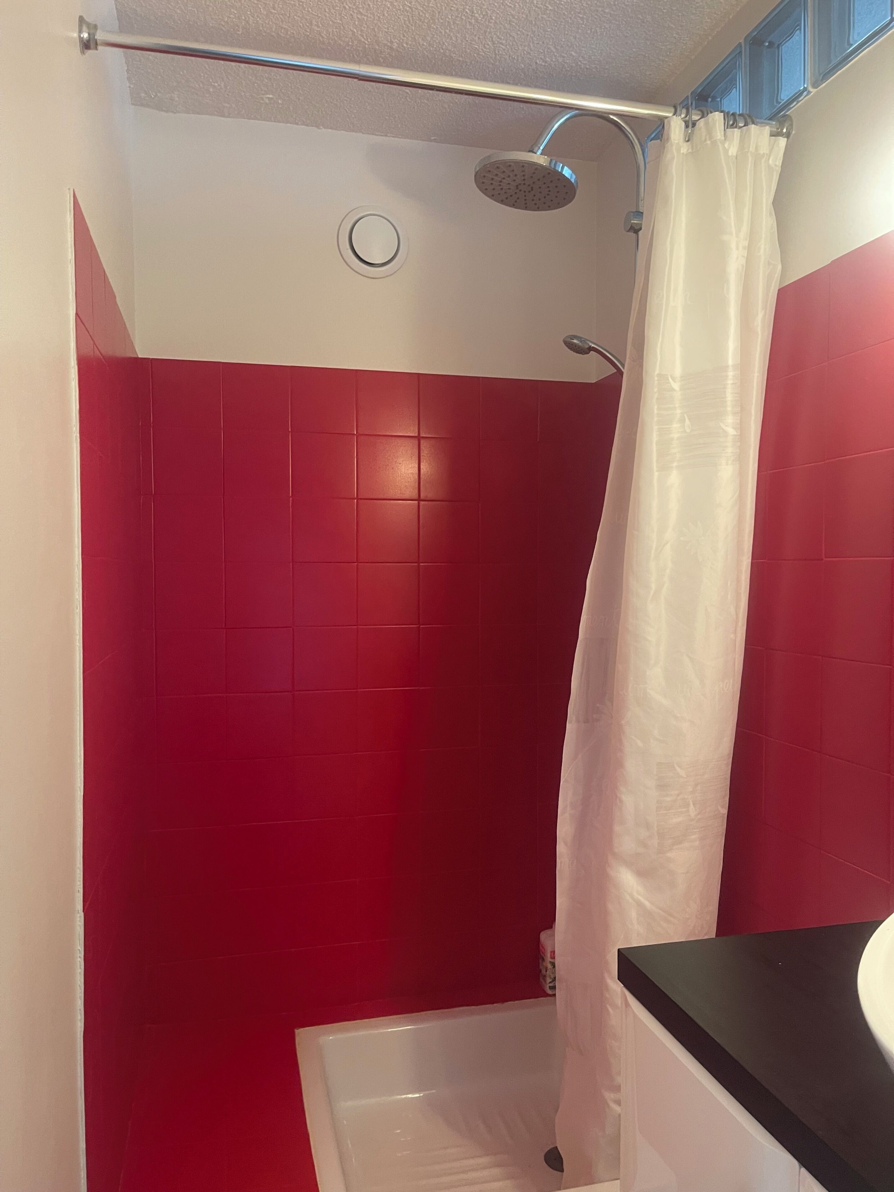Een douche, handdoeken, zeep, toiletpapier