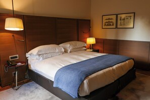 Kahden hengen deluxe-huone (yksi tai kaksi sänkyä), parveke, kaupunkinäköala