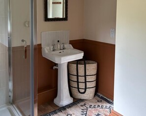Douche, sèche-cheveux, serviettes fournies