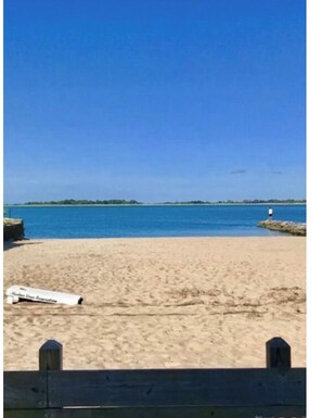 Na praia, espreguiçadeiras, toalhas de praia 