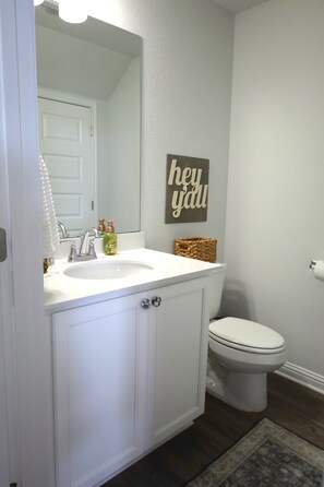Shower, hair dryer, towels, soap - Southeast Austin Bungalow near CotA (Austin)