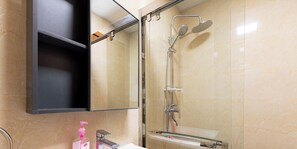 Bidet, serviettes fournies, savon, papier toilette