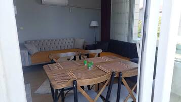 Classic Condo, Garden View | Dining