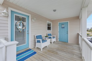 Terrace/patio - Spacious 4-bedroom Canal Home on Holden Beach (Holden Beach)