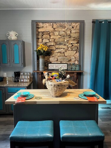 Vintage Charm, modern convenience--B & B w/Pool