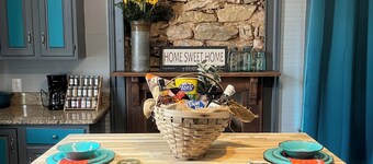 Vintage Charm, modern convenience--B & B w/Pool