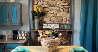 Vintage Charm, modern convenience--B & B w/Pool