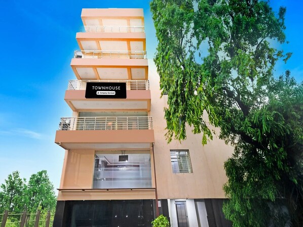 Un immeuble à plusieurs étages sur lequel on peut lire l’inscription « TOWNHOUSE ».
