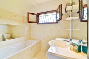 Bathroom - Noelie, Ground Floor Apartment for 6 People (Le Bar-sur-Loup)