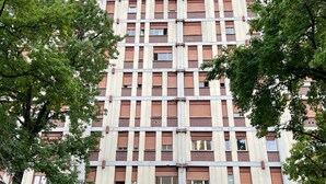 A high-rise building with a grid of windows and balconies, featuring a central entrance with a glass door. - Venice House (Venezia)
