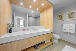Shower, hair dryer, towels, soap - Miami Worldcenter Chic - Rooftop Hot Tub (Miami)